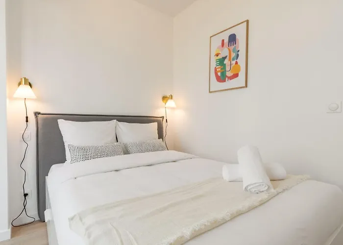 Charming Through-Apartment Renovated And Equipped!