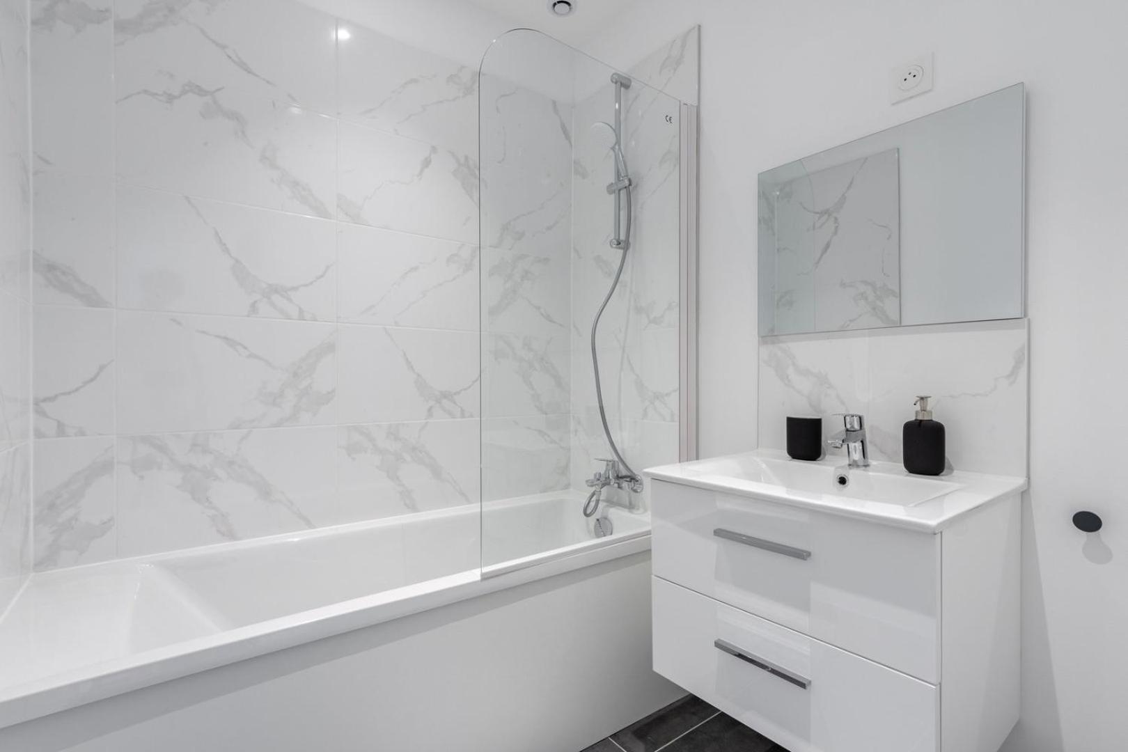 Apartment Charming Through-apartment Renovated And Equipped!